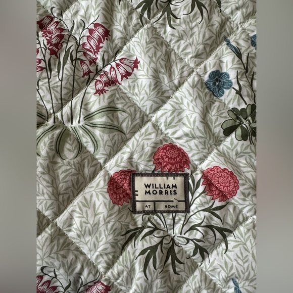 William Morris At Home | Queen Quilt - Picture 2 of 6